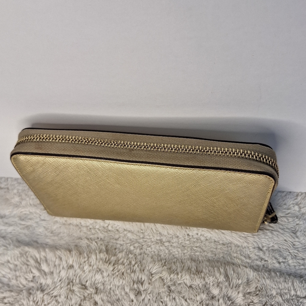 Kate Spade Gold Wallet. - Picture 6 of 9